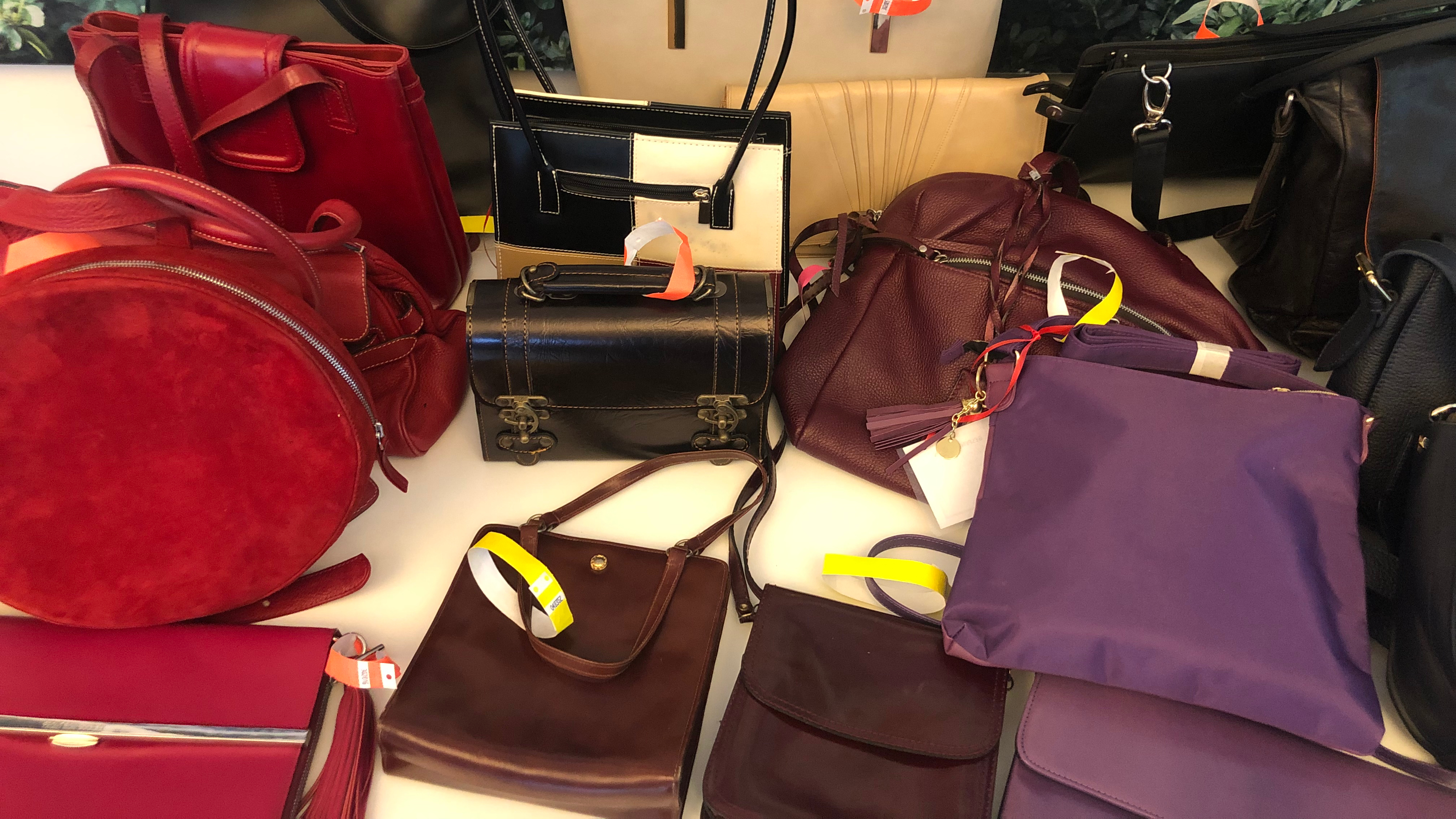 Taschen helfen Frauen