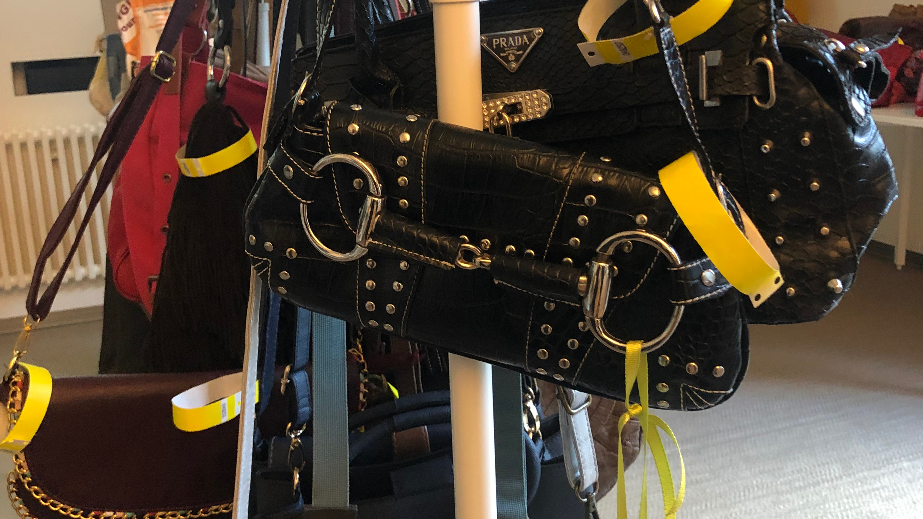 Taschen helfen Frauen